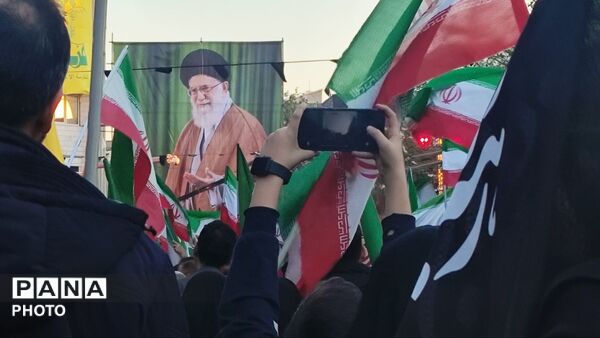 مردم تهران به احترام چهلمین روز از شهادت رهبر شهید ایستادند
