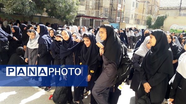 آیین بازگشایی مدارس و نواختن زنگ مهر ایثار وشهادت در دبیرستان میرزا جعفر سروقد