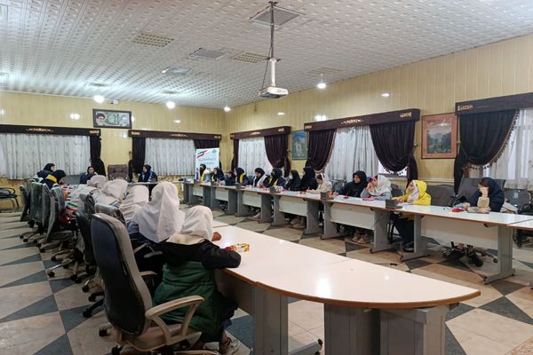 برگزاری کارگاه آموزشی خبرگزاری پانا در دورود و تجلیل از دانش‌آموزان فعال رسانه‌ای