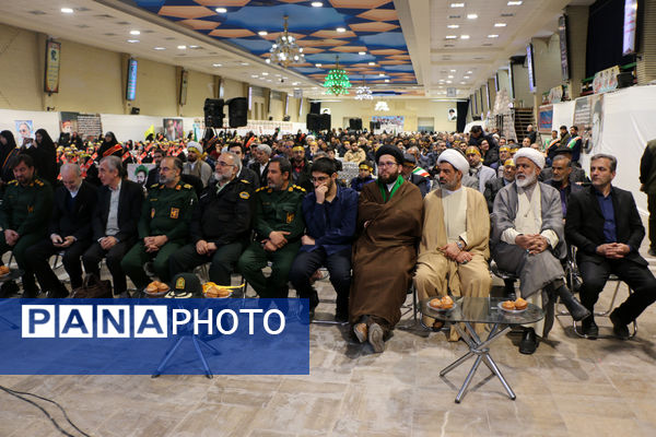 رونمایی کتاب «از مدرسه تا سنگر» در قم