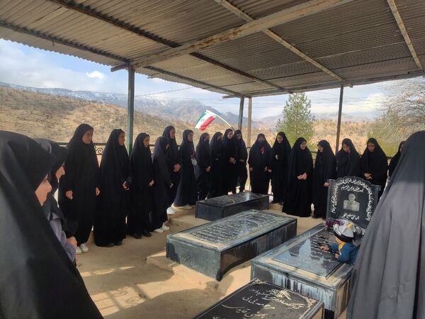 غبار‌روبی مزار شهدا در آستان مقدس امام زاده جعفر (ع) منطقه میانکوه 