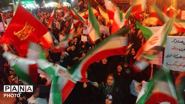 طنین دوباره شعارهای وفاداری در نورآباد؛ نود و هشتمین شب بیعت با رهبر انقلاب