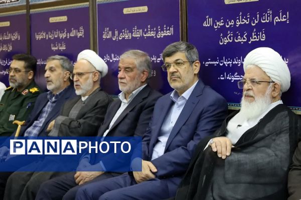 ضیافت افطاری جمعی از دانش‌آموزان با امام جمعه یزد 