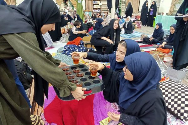 اعتکاف دانش‌آموزی رباط‌کریم با پرچم‌گردانی حضرت ابوالفضل(ع)