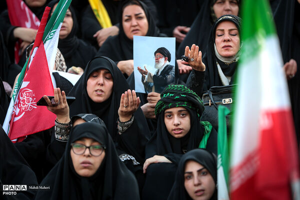 اقامه نماز بر پیکر مطهر رهبر شهید انقلاب و شهدای خانواده ایشان-2