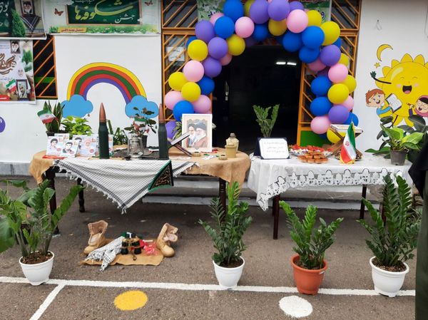 ورود شکوفه‌ها به مدارس در عباس آباد 