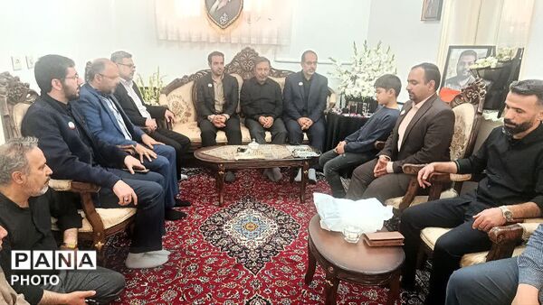 دیدار مسئولان آموزش و پرورش ناحیه یک قم با تنها بازمانده حمله هوایی به شهرک ولایت قم