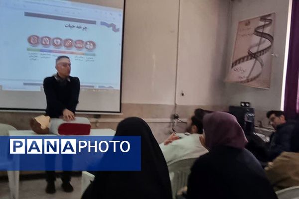 اولین دوره آموزشی کیفیت بخشی برنامه‌های سلامت و تندرستی ویژه آموزگاران پایه مدارس ابتدایی منطقه کهریزک 