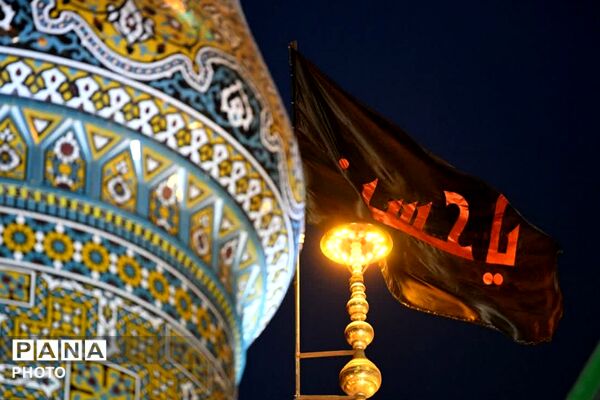 آیین اهتزار پرچم عزای سیدالشهدا (ع) در شب اول ماه محرم در حرم حضرت عبدالعظیم (ع) شهرری 