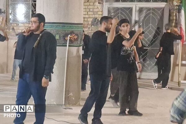 آیین زنجیرزنی نوجوانان شیرازی در عزای سیدالشهدا(ع)