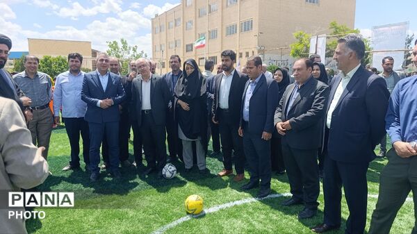 افتتاح زمین چمن مصنوعی شهدای جنگ رمضان در دبیرستان مقداد شهر لاهیجان 
