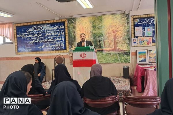 طرح «هر دانش‌آموز یک مهارت» با حضور کارآفرینان برتر شهرستان دماوند ، در دبیرستان احمد ابراهیمی