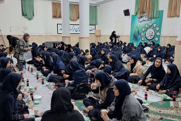 برگزاری مراسم احسان و افطار در دبیرستان حضرت ولیعصر (عج) ری یک 