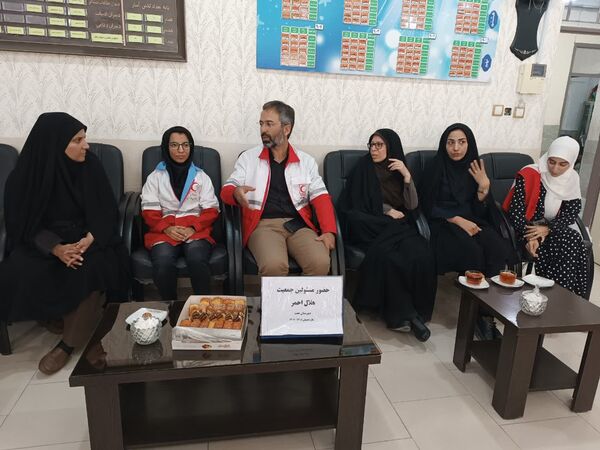 هلال‌احمر، همراه دانش‌آموزان دبیرستان عفت در مراسم صلح و دوستی