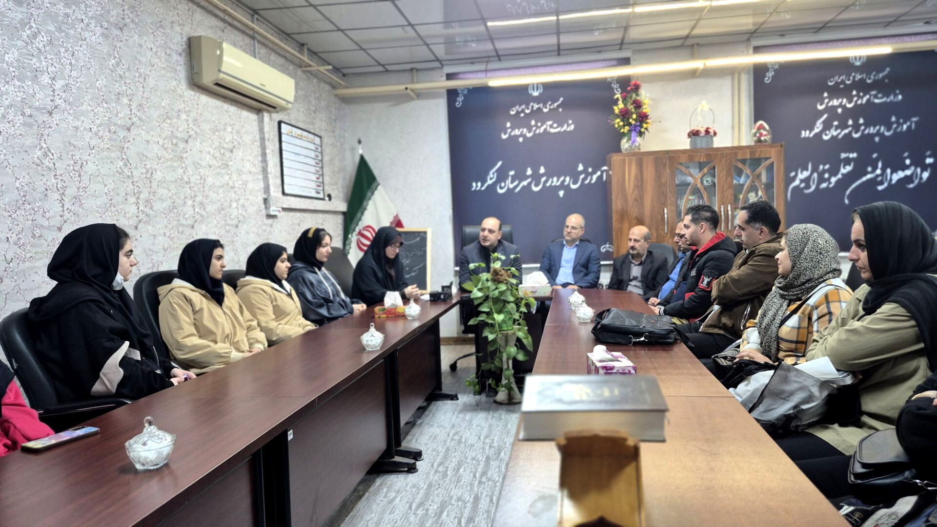 درخشش دختران کتاب‌نوش لنگرود در مسیر همایش کشوری