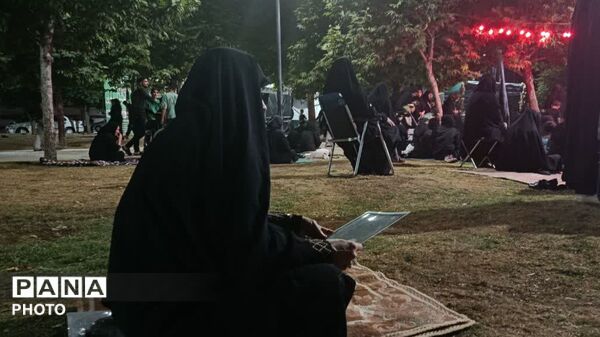 آیین سوگواری شب عاشورا با حضور پرشور مردم در حسینیه خیابان چهار باغ