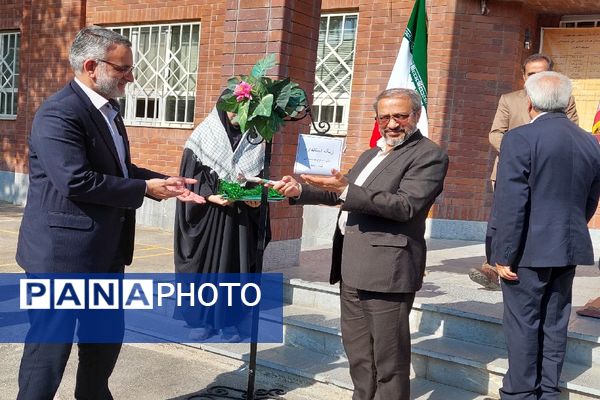 آیین نواختن زنگ استاندارد در هنرستان صدیقه ناظران 