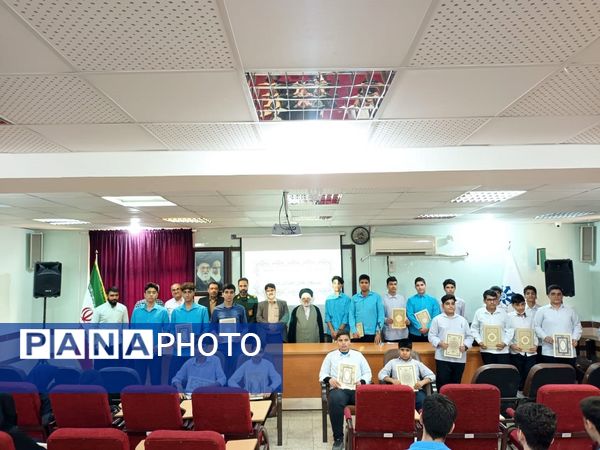 تقدیر از دانش‌آموزان برگزیده نمایشگاه دستاوردهای انقلاب اسلامی در دبیرستان طلایه داران شهید ناصری