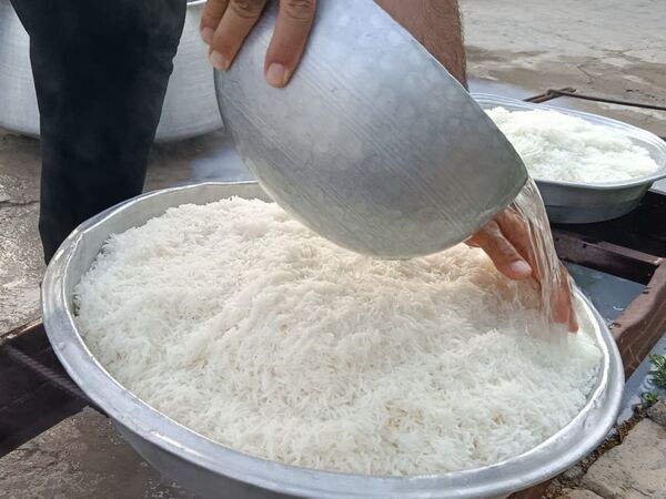 پخت و توزیع نذری در روز تاسوعای حسینی روستای حسن آباد داراب استان فارس
