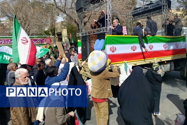 حضور با شکوه مردم، رسیدن به اوج بلندی و قدرت