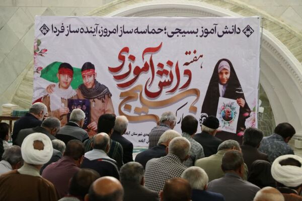 حضور با شکوه دانش‌آموزان و فرهنگیان در مراسم پر فیض نماز جمعه آباده در آستانه روز دانش‌آموز