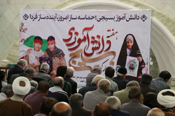 حضور با شکوه دانش‌آموزان و فرهنگیان در مراسم پر فیض نماز جمعه آباده در آستانه روز دانش‌آموز