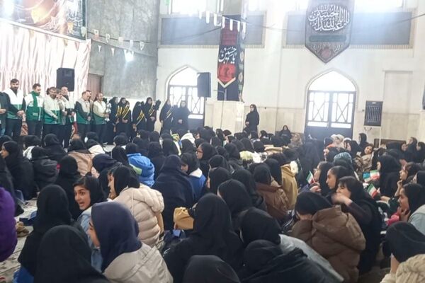 مدرسه شهید لطفی بهارستان‌دو میزبان جشن دهه فجر 