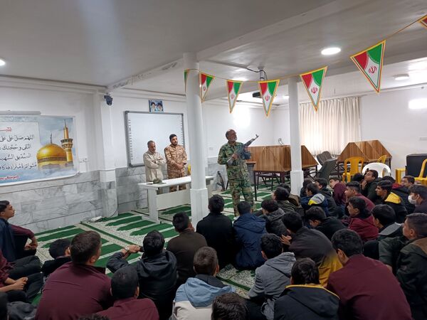 کلاس عملی  آمادگی دفاعی در دبیرستان نمونه آیت الله خامنه ای 
