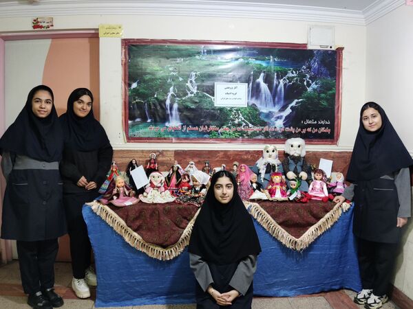 بازدید قطب کشوری مدیران از آموزشگاه شهدای معلم 2 همزمان با برپایی نمایشگاه علمی پژوهشی، انرژی های نوین، ادبیات و ریاضی