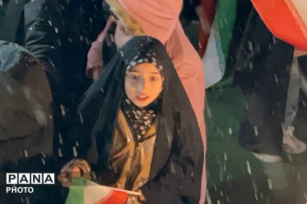 خروش حماسی مردم فیروزکوه در شب برفی میدان معلم