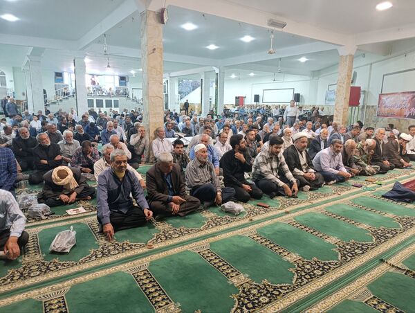 حضور دانش‌آموز خبرنگاران پانا در نماز جمعه به مناسبت روز خبرنگار