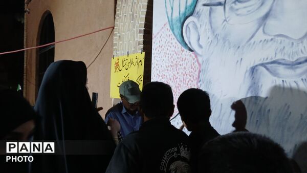 اثر انگشت هایی که قاب رهبر شهید را کامل کردند 
