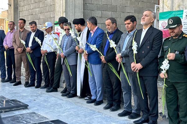 غبارروبی مزار شهدا در امام زاده حسن(ع) نسیم‌شهر