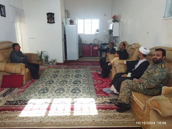 دیدار با خانواده شهدای دانش‌آموز در روستای بزنجرد شهرستان خلیل آباد