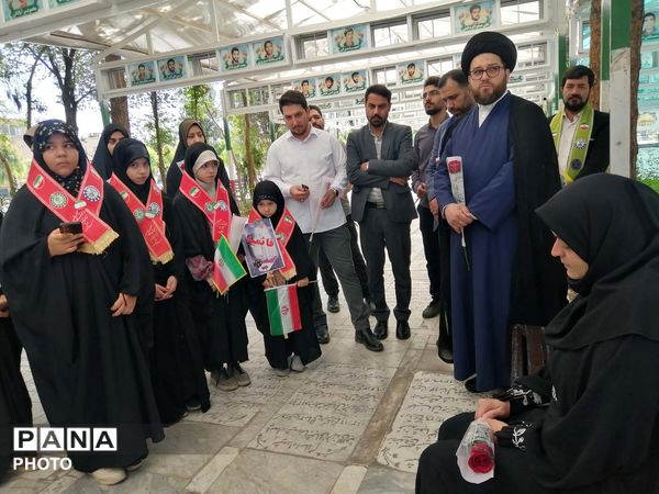 آیین گلباران مزار شهدا در سالروز تاسیس سازمان دانش‌آموزی