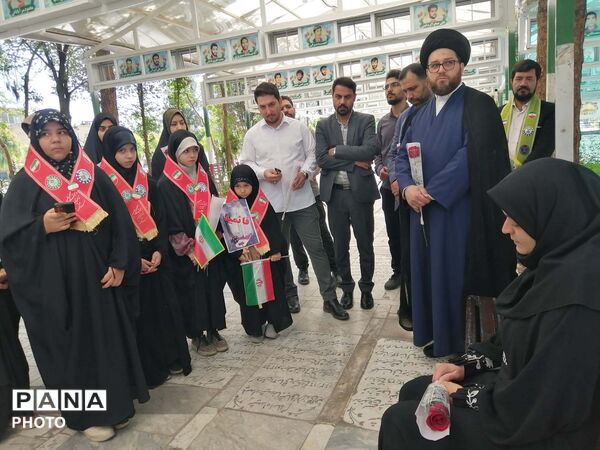 آیین گلباران مزار شهدا در سالروز تاسیس سازمان دانش‌آموزی