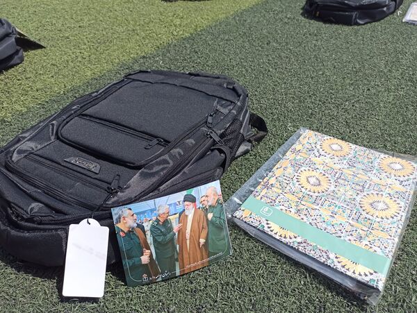 توزیع ٥٠٠ بسته کیف و لوازم التحریر میان دانش‌آموزان نیازمند در آموزش و پرورش ناحیه 3 شیراز