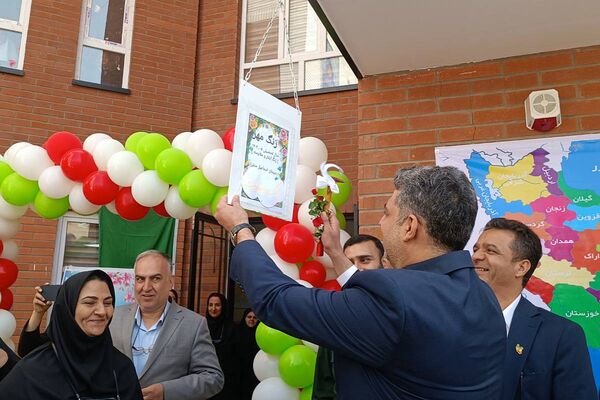 طلوع علم در مدرسه روشنگر با نغمه زنگ مهر
