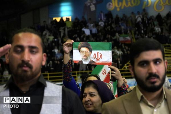 ندای هلهله فرشته‌ها در ورزشگاه انقلاب کرج 