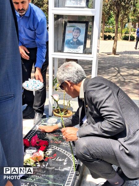 هدیه‌ای از دلِ فرهنگیان کاشمر به آسمان؛ غبارروبی مزار شهدا پیش از نماز جمعه