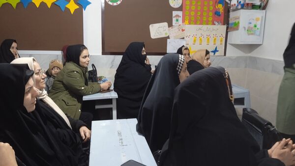 جلسه انجمن اولیا و ارائه کارنامه های هشدار به والدین در مدرسه شهید نجفی فدافن