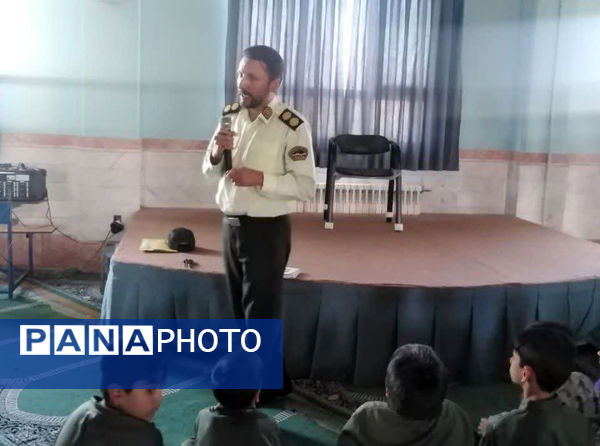 نشست صمیمی پلیس با دانش‌آموزان مدرسه شهدای غزه قم
