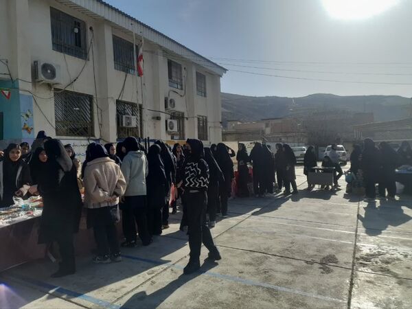 بازارچه دست‌سازهای دانش‌آموزی گلستان