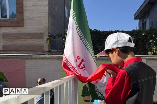 آغاز سال تحصیلی در مدرسه غیردولتی ایمان بجنورد با اجرای گارد پرچم