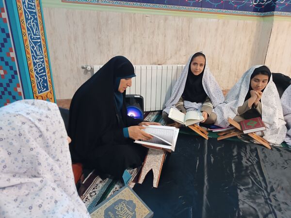 برگزاری محفل انس با قرآن در دبیرستان شهدای اقتدار ملارد با یاد و نام سیدحسن نصرالله