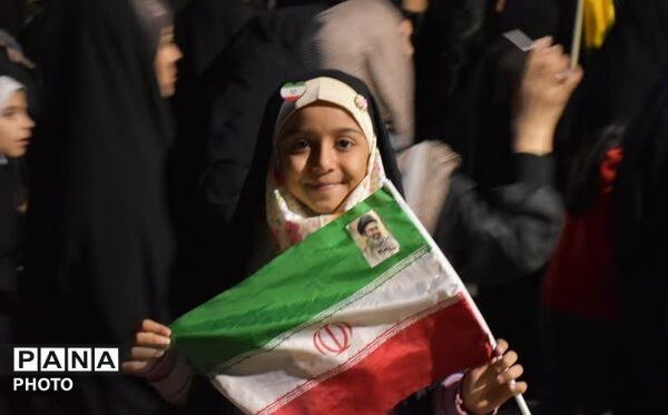 هم‌نشینی آرام کنار مزار شهید گمنام