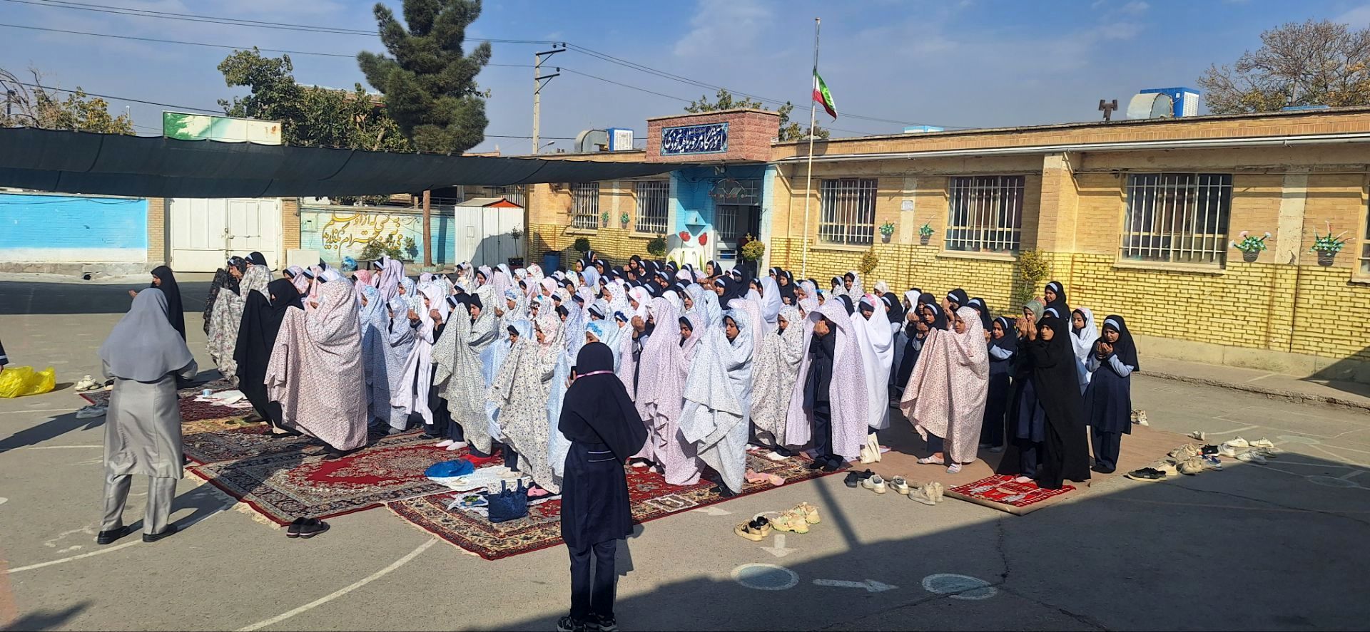 اقامه نماز باران  در دبستان ناهید نخودی 