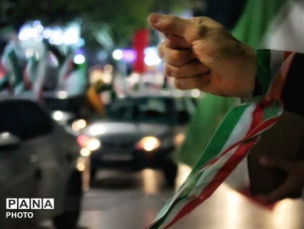 زن و مرد و پیر و جوان این شب ها در اجتماعات خیابانی مشهد مقدس