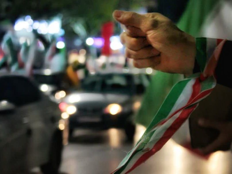 زن و مرد و پیر و جوان این شب ها در اجتماعات خیابانی مشهد مقدس