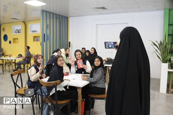 تقدیر از دانش‌آموزان غرفه‌های «بر مدار ایران» و دورهمی صمیمانه با مدیر سازمان دانش‌آموزی خراسان رضوی
